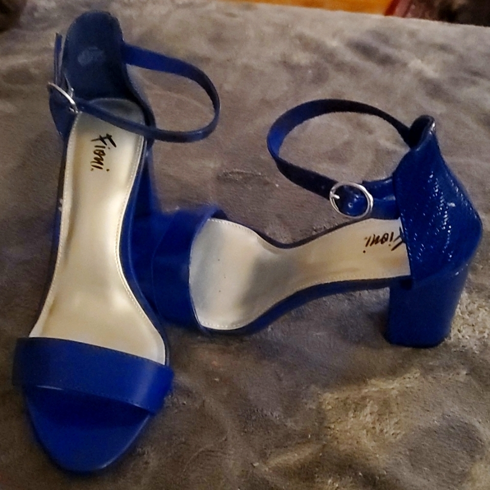 FIONI Electric Blue Strappy Sandal Heels Size 6